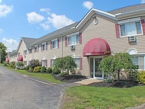 Weeping Cherry Village in Broadview Heights, OH - Foto de edificio - Building Photo