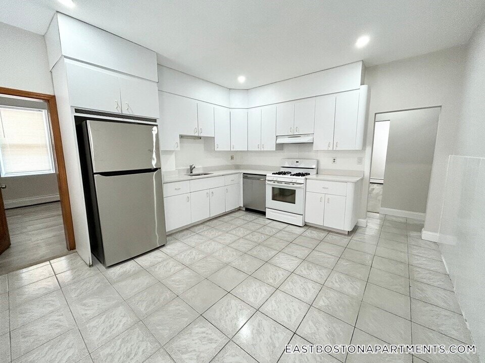 165 Gove St-Unit -1 in Boston, MA - Building Photo
