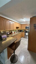 10000 NW 80th Ct in Hialeah Gardens, FL - Building Photo - Building Photo