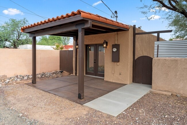 property at 1320 E Hampton St