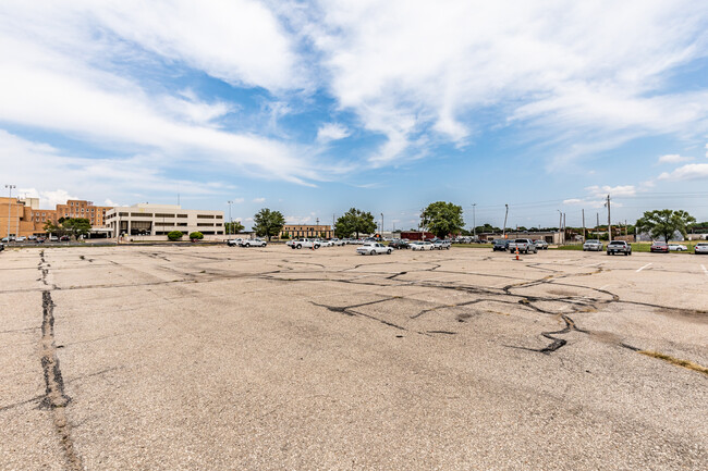 798 SE Jefferson St in Topeka, KS - Foto de edificio - Building Photo