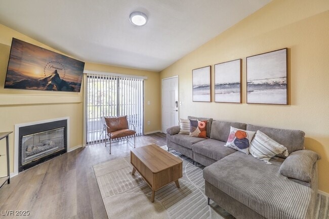 950 Seven Hills Dr in Henderson, NV - Building Photo - Building Photo