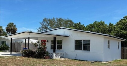 3503 NE Sandra Dr in Jensen Beach, FL - Foto de edificio - Building Photo