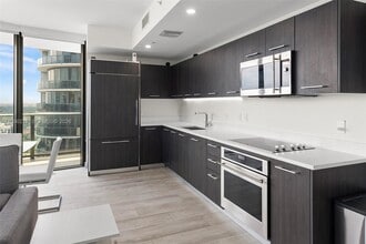 45 SW 9th St in Miami, FL - Building Photo - Building Photo