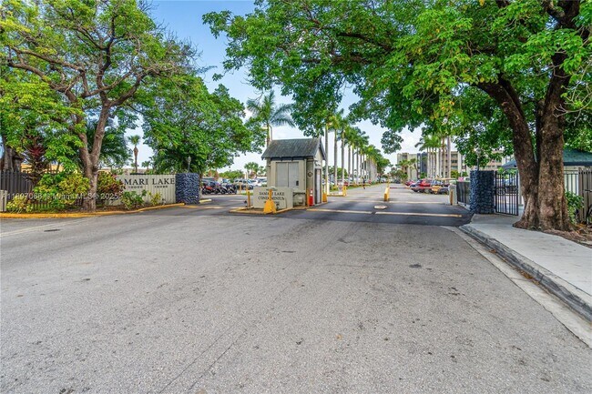 10000 NW 80th Ct, Unit 2247 in Hialeah Gardens, FL - Building Photo - Building Photo
