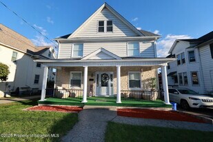 322 1st St in Blakely, PA - Building Photo