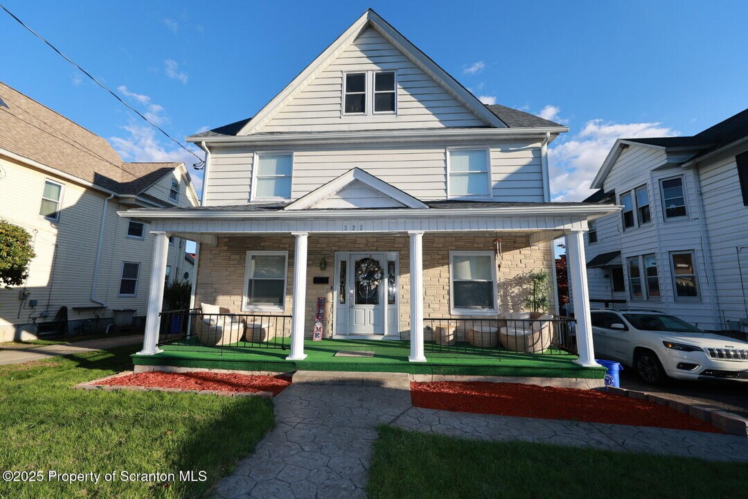 322 1st St in Blakely, PA - Building Photo