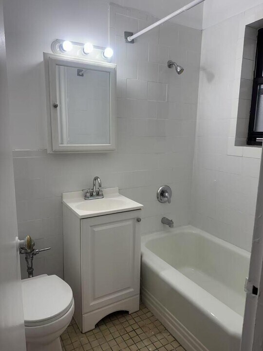30-98 Crescent St-Unit -2A in Queens, NY - Building Photo