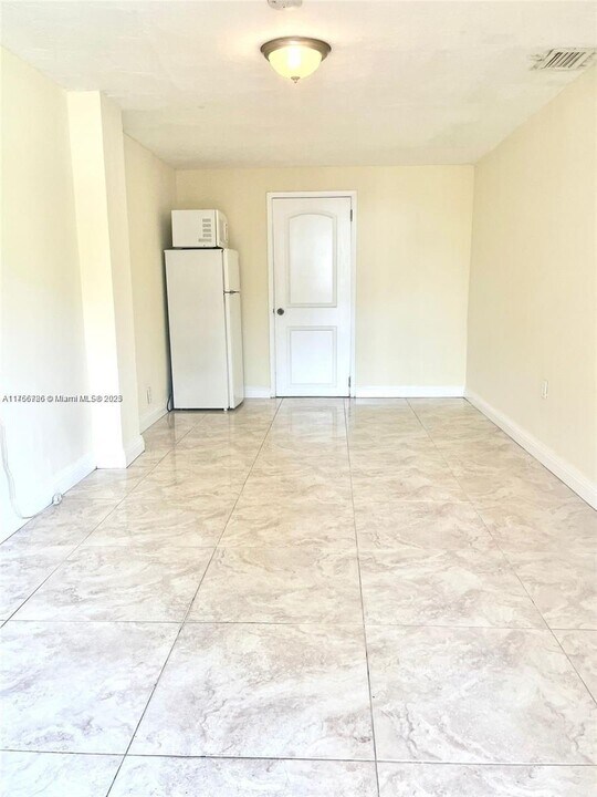 1840 NE 182nd St in North Miami Beach, FL - Building Photo
