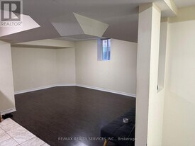 28 Frampton Rd in Brampton, ON - Building Photo