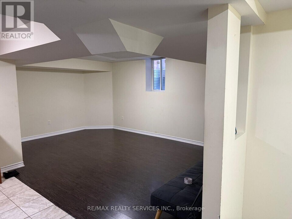 28 Frampton Rd in Brampton, ON - Building Photo