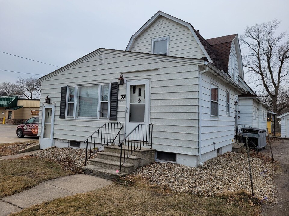 109 5th St NW in Austin, MN - Building Photo