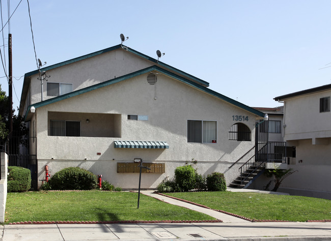 13514 Lemoli Ave in Hawthorne, CA - Foto de edificio - Building Photo