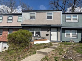 456 Hunting Creek Rd in Canonsburg, PA - Building Photo