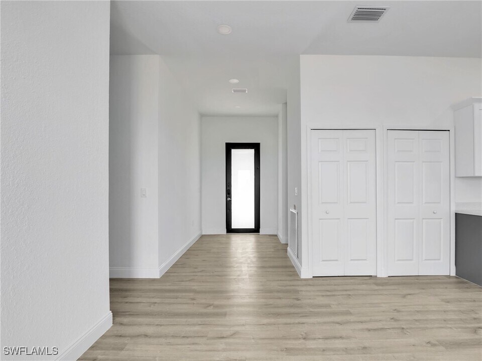 633 Cane St E in Lehigh Acres, FL - Building Photo