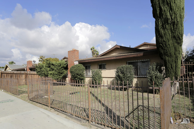 2 Quadruplexes in Pomona, CA - Foto de edificio - Building Photo