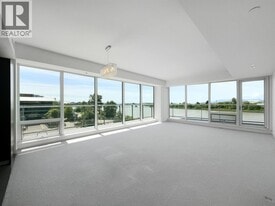 6633 Pearson Wy in Richmond, BC - Building Photo