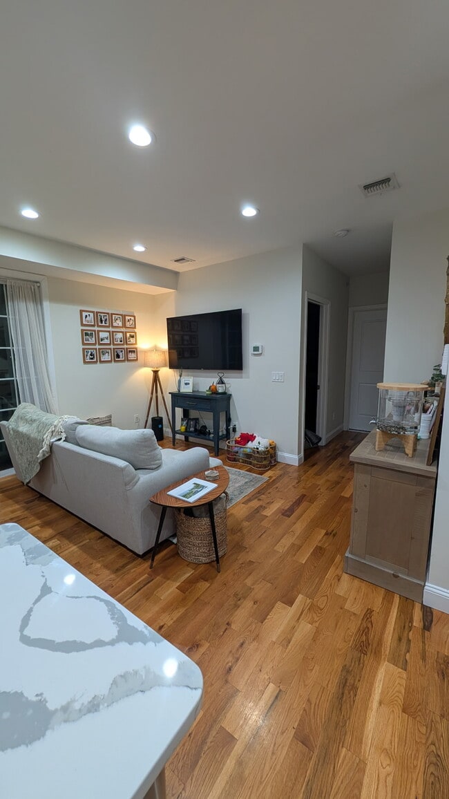 104 Broughton Ave in Bloomfield, NJ - Foto de edificio - Building Photo