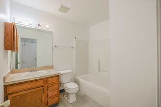 Lakeview Place in Cleveland, OH - Foto de edificio - Interior Photo