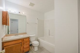 Lakeview Place in Cleveland, OH - Building Photo - Interior Photo