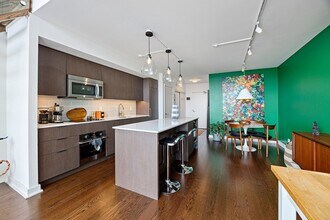 5 Hanna Ave in Toronto, ON - Building Photo - Building Photo