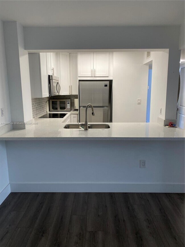 126 SW 17th Rd, Unit 208 in Miami, FL - Building Photo - Building Photo