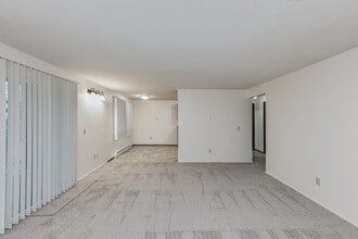 White House Apartments in Kent, WA - Building Photo - Interior Photo