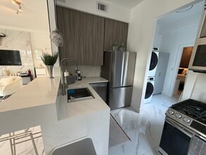 2421 Lake Pancoast Dr, Unit 1G in Miami Beach, FL - Building Photo - Building Photo