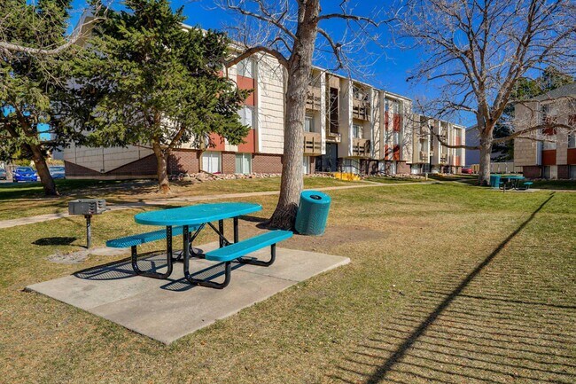 Montebello Gardens in Colorado Springs, CO - Foto de edificio - Building Photo