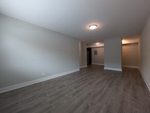 542 W Surf St, Unit 316 in Chicago, IL - Building Photo - Building Photo