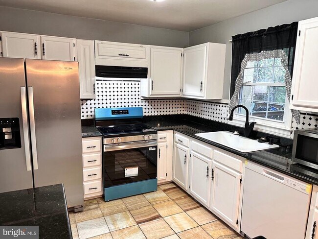 7914 Forest Path Way in Springfield, VA - Building Photo - Building Photo