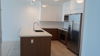 629 Keeaumoku St, Unit 2705 in Honolulu, HI - Foto de edificio - Building Photo