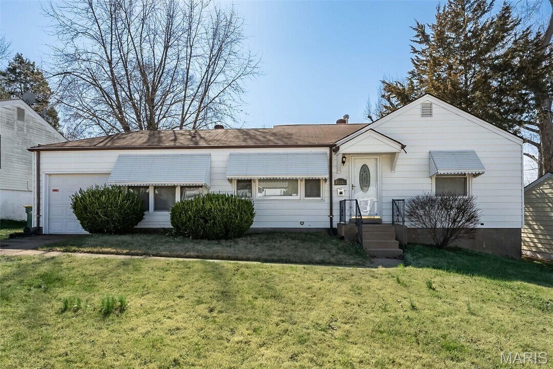 10217 Cabot Dr in St. Louis, MO - Building Photo