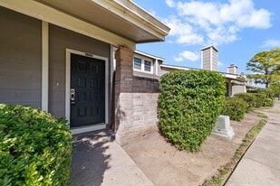 6334 W Airport Blvd in Houston, TX - Building Photo