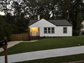 1389 Lanvale Dr SW in Atlanta, GA - Building Photo