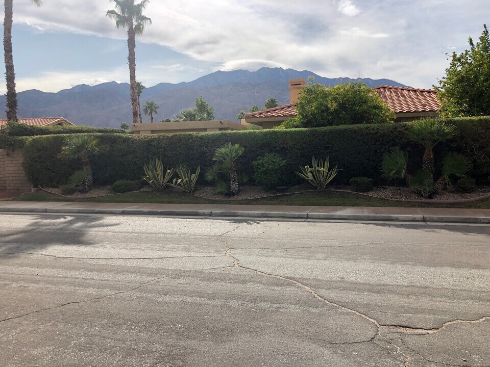 2481 Verna Ct in Palm Springs, CA - Foto de edificio