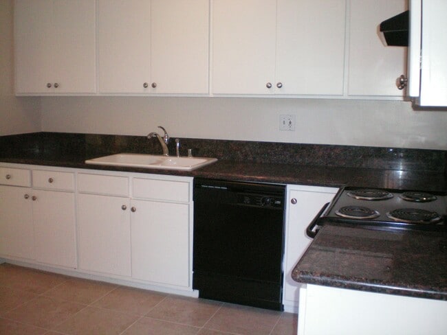 Val D'Or Apartments in Los Angeles, CA - Foto de edificio - Building Photo