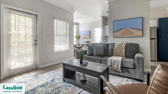 1215 W Slaughter Ln in Austin, TX - Foto de edificio - Building Photo