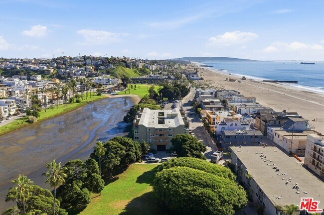6400 Pacific Ave in Los Angeles, CA - Foto de edificio - Building Photo