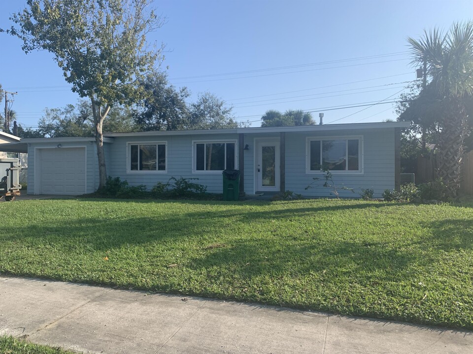 1130 Delmonte St in Merritt Island, FL - Building Photo