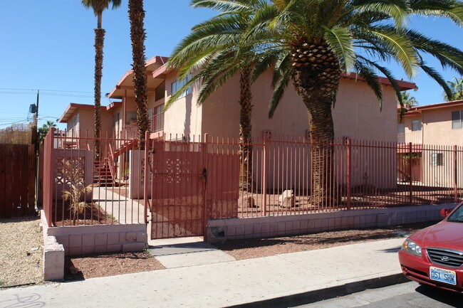 3791 Royal Crest St in Las Vegas, NV - Foto de edificio - Building Photo
