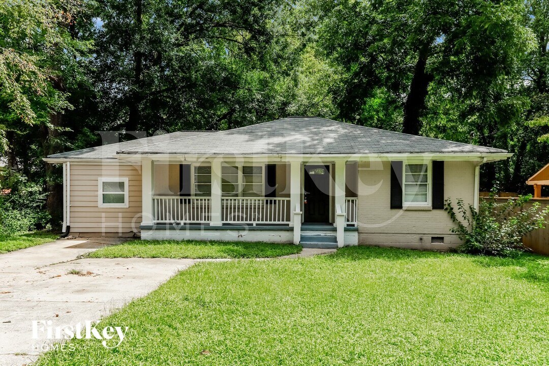 1906 Amesbury Dr in Decatur, GA - Foto de edificio
