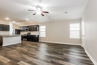 1618 Mustang Cyn Wy in Houston, TX - Building Photo - Building Photo