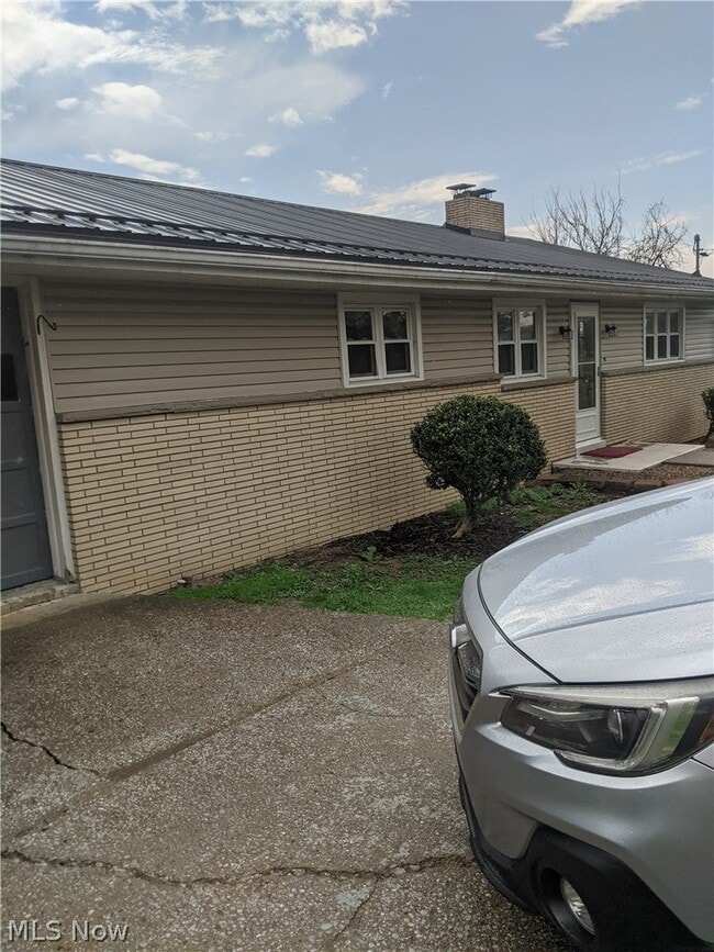 51392 Breezy Hill Rd in St. Clairsville, OH - Building Photo - Building Photo