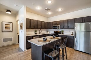 The Groves at Lake Juliana in Auburndale, FL - Building Photo