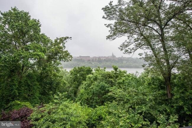 property at 2217 N Oak Ct