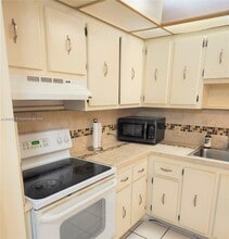 3375 N Country Club Dr, Unit 3 in Miami, FL - Building Photo - Building Photo