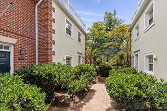 1066 N Royal St in Alexandria, VA - Building Photo - Building Photo