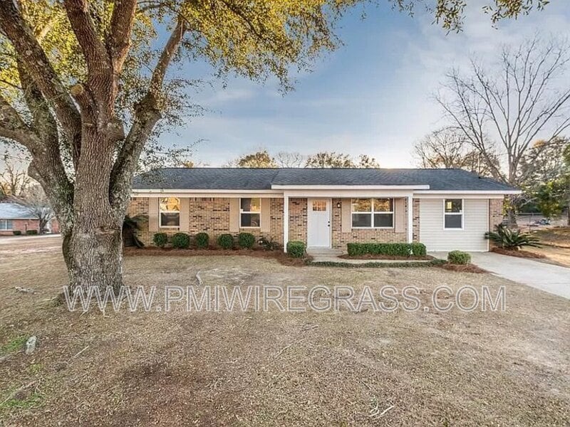 1200 Dean Church Rd in Ozark, AL - Building Photo