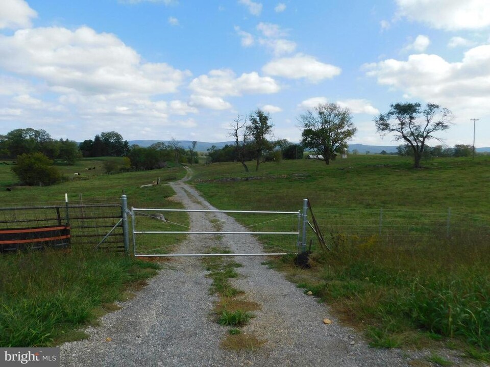 562 Berryville Pike in Charles Town, WV - Building Photo